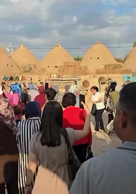 Harran Kümbet Evleri'nde tur grubumuz